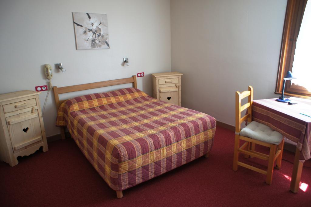 Hotel Du Centre Sergy  Room photo